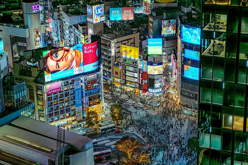 Shibuya Scramble Crossing bei Nacht, von oben gesehen