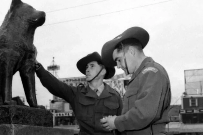 Soldaten auf Urlaub an der Hachikō-Statue im Jahr 1946