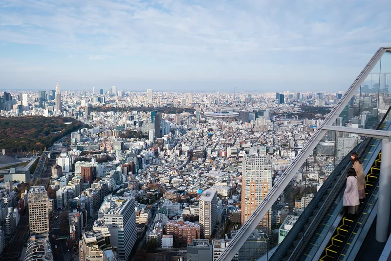 Der Blick nach Westen über Tokio vom Inneren des Shibuya Scramble Square